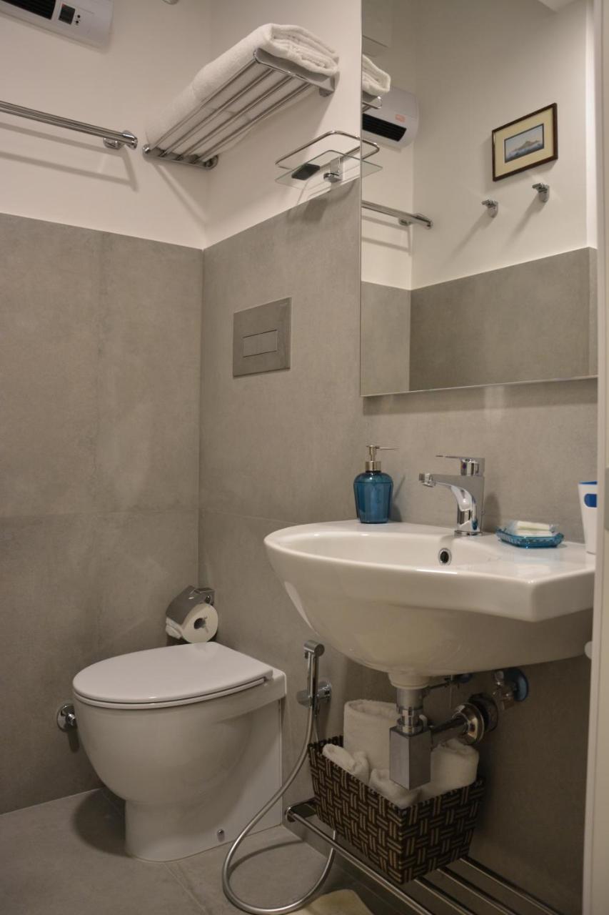 Dimora Megaride Bed & Breakfast Наполи Екстериор снимка